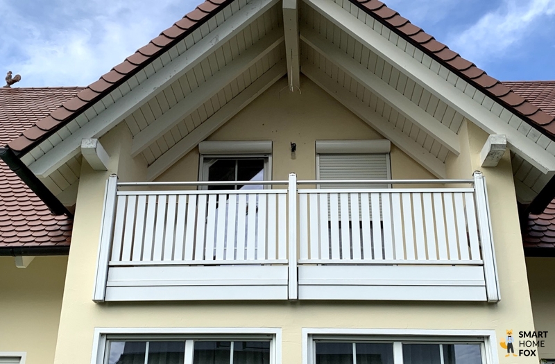 Leerer Balkon mit weißen Streben
